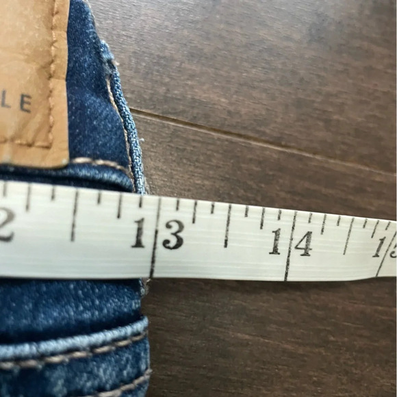 American Eagle Next Level Stretch Peak Thru Pocket Jean Shorts Women’s 2 - Picture 9 of 9